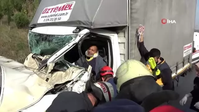 TEM'de kamyonet tıra arkadan çarptı: 1 yaralı TEM'de kamyonet tıra arkadan çarptı: 1 yaralı