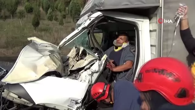 TEM'de kamyonet tıra arkadan çarptı: 1 yaralı TEM'de kamyonet tıra arkadan çarptı: 1 yaralı
