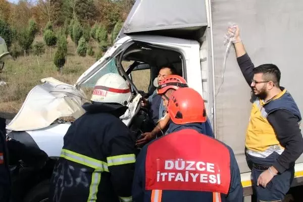 TIR'a çarpan kamyonetin sürücüsü yaralandı TIR'a çarpan kamyonetin sürücüsü yaralandı