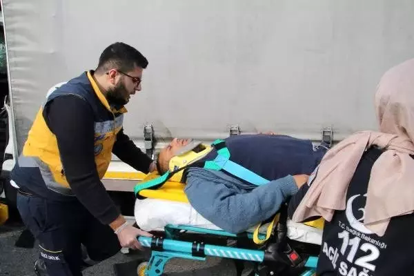 TIR'a çarpan kamyonetin sürücüsü yaralandı TIR'a çarpan kamyonetin sürücüsü yaralandı