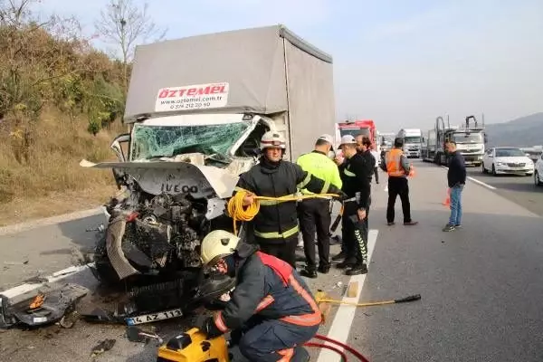 TIR'a çarpan kamyonetin sürücüsü yaralandı TIR'a çarpan kamyonetin sürücüsü yaralandı