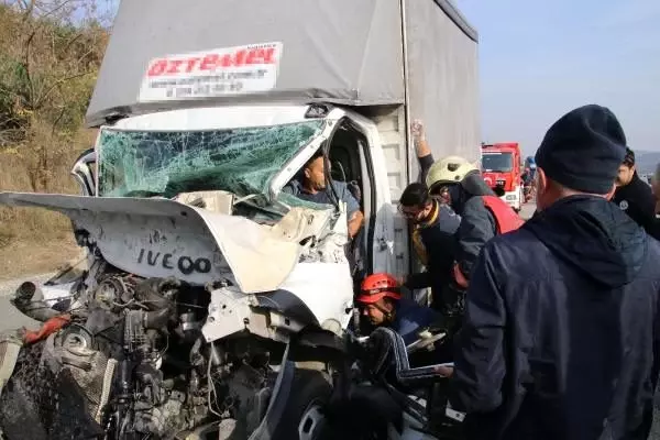TIR'a çarpan kamyonetin sürücüsü yaralandı TIR'a çarpan kamyonetin sürücüsü yaralandı