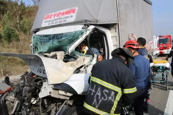 TIR'a çarpan kamyonetin sürücüsü yaralandı TIR'a çarpan kamyonetin sürücüsü yaralandı