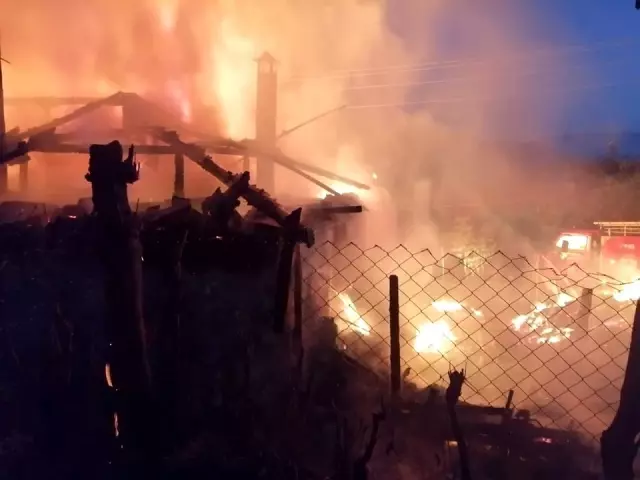 Yangında ahşap ev kullanılamaz hale geldi Yangında ahşap ev kullanılamaz hale geldi