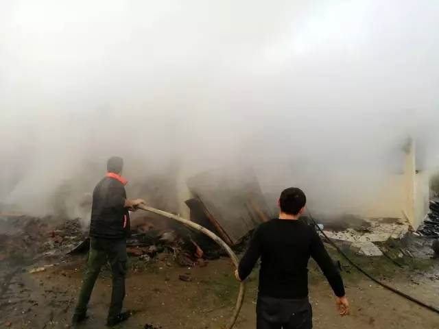 Yangında ahşap ev kullanılamaz hale geldi Yangında ahşap ev kullanılamaz hale geldi