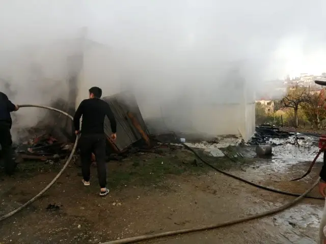 Yangında ahşap ev kullanılamaz hale geldi Yangında ahşap ev kullanılamaz hale geldi