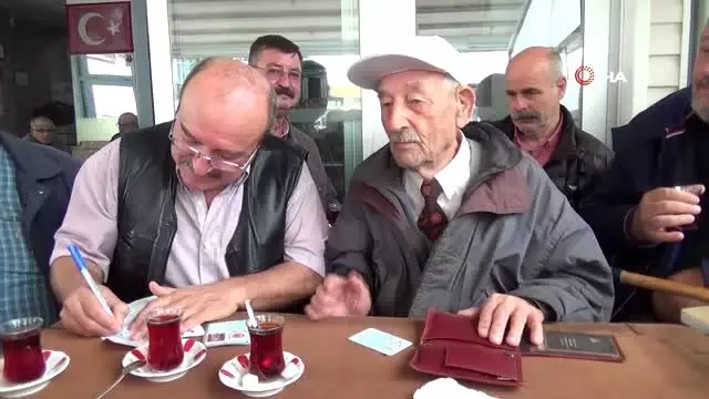 94 yaşındaki Ahmet Topkaya sendikalı oldu 94 yaşındaki Ahmet Topkaya sendikalı oldu