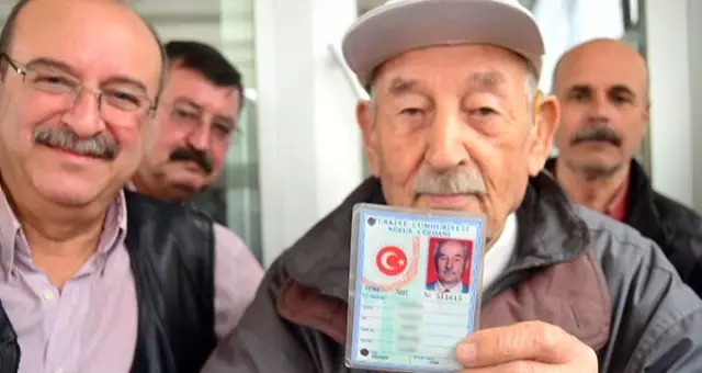 94 yaşındaki Ahmet Topkaya sendikalı oldu