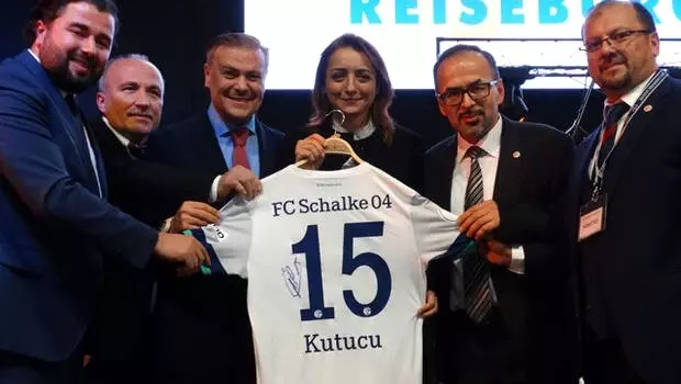Ahmed Kutucu'nun forması açık artırmada 1000 euroya satıldı! Ahmed Kutucu'nun forması açık artırmada 1000 euroya satıldı!
