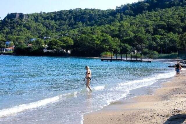 Antalya sahilleri ara tatilde hareketlendi! Sahiller doldu taştı