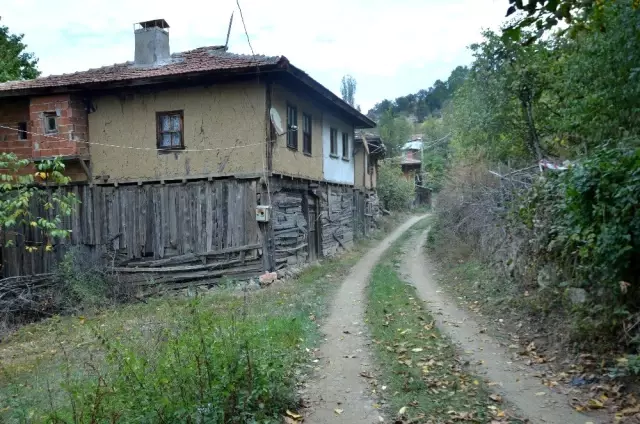 Bakır Madeni sahasında kalan Sepetci Küme evleri boşaltılıyor Bakır Madeni sahasında kalan Sepetci Küme evleri boşaltılıyor