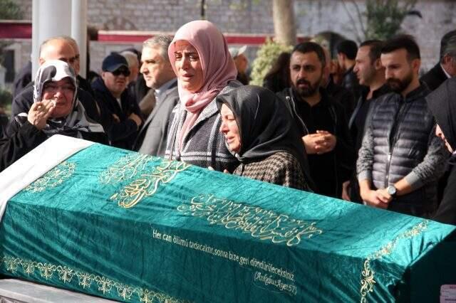 Bakırköy'de siyanür ile yaşamlarına son veren aile defnedildi
