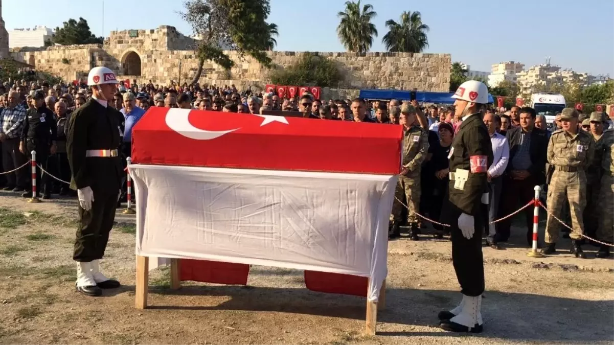 Barış Pınarı Harekatı şehidi Adana'da toprağa verildi