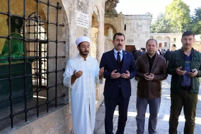 Baydilli Şazeli Ali Dede'nin kabrini ziyaret etti Baydilli Şazeli Ali Dede'nin kabrini ziyaret etti