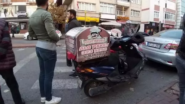 Çarptığı yaralıyı 'ekmek servisim var' diyerek bıraktı, vatandaşlar tepki gösterdi Çarptığı yaralıyı 'ekmek servisim var' diyerek bıraktı, vatandaşlar tepki gösterdi