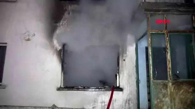Düzce yangın çıkan evin önündeki korkan kediyi kucaklayarak sevdi Düzce yangın çıkan evin önündeki korkan kediyi kucaklayarak sevdi
