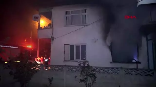 Düzce yangın çıkan evin önündeki korkan kediyi kucaklayarak sevdi Düzce yangın çıkan evin önündeki korkan kediyi kucaklayarak sevdi