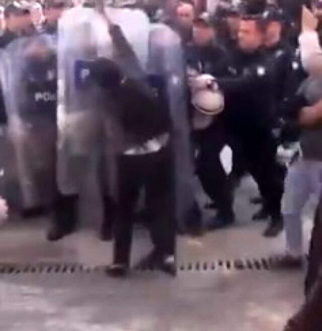 HDP'li milletvekili Ayşe Sürücü, polis kalkanına kafa atmaya çalıştı