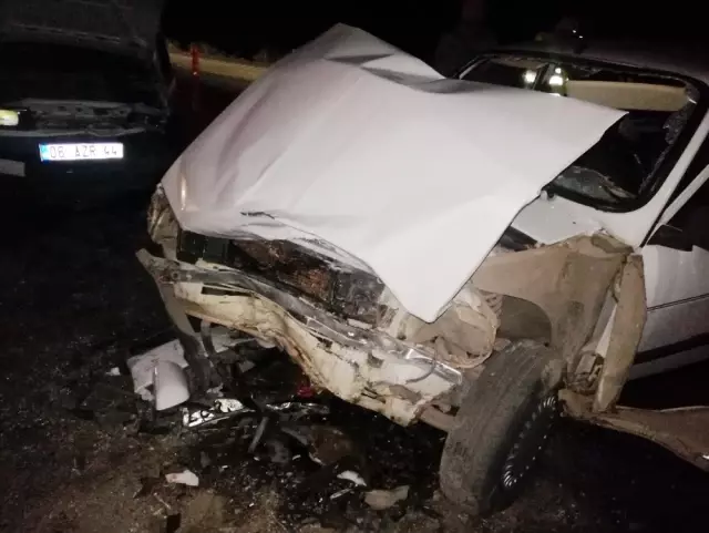 İki otomobil çarpıştı: 10 yaralı İki otomobil çarpıştı: 10 yaralı