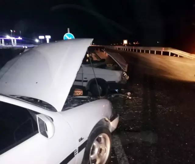 İki otomobil çarpıştı: 10 yaralı İki otomobil çarpıştı: 10 yaralı