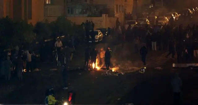 İran'da benzin zammını protesto eden göstericiler, belediye binasını ateşe verdi