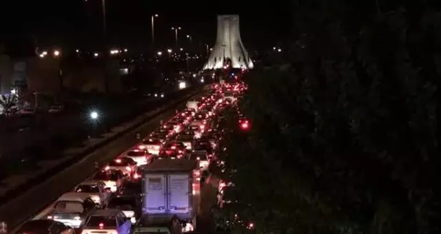 Protestoların büyüdüğü İran'da göstericiler Tahran'a giriş-çıkış yollarını kapattı Protestoların büyüdüğü İran'da göstericiler Tahran'a giriş-çıkış yollarını kapattı