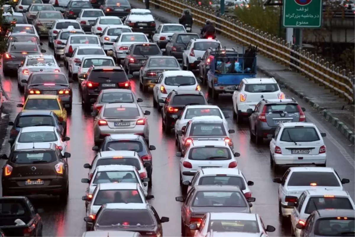 İran'da protestolar: Akaryakıt zammı sonrası gösteriler yayılıyor, protestocular birçok yolu...