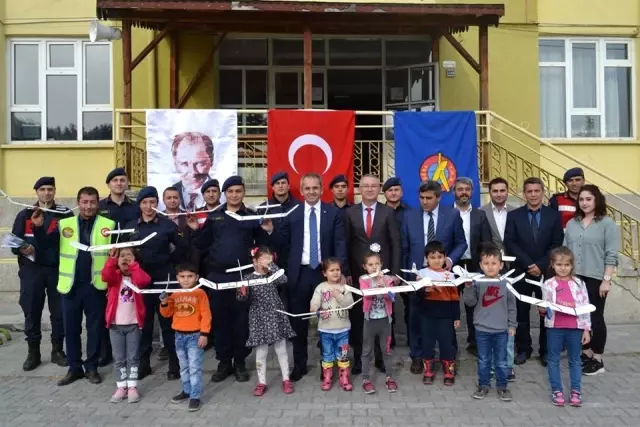 Jandarma öğrencilere model uçak hediye etti Jandarma öğrencilere model uçak hediye etti