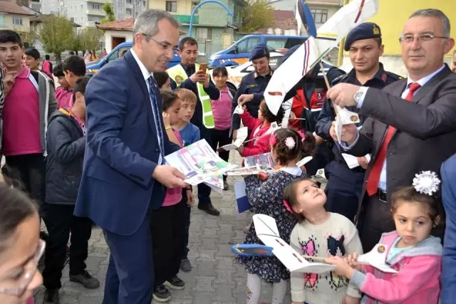 Jandarma öğrencilere model uçak hediye etti Jandarma öğrencilere model uçak hediye etti