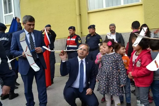 Jandarma öğrencilere model uçak hediye etti Jandarma öğrencilere model uçak hediye etti