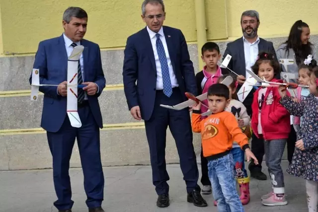 Jandarma öğrencilere model uçak hediye etti Jandarma öğrencilere model uçak hediye etti