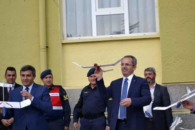 Jandarma öğrencilere model uçak hediye etti Jandarma öğrencilere model uçak hediye etti