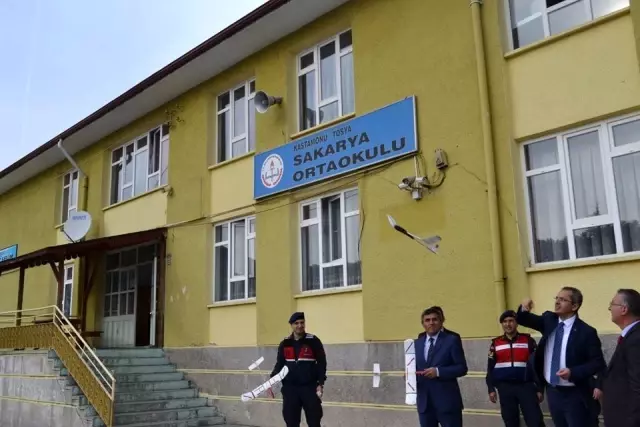 Jandarma öğrencilere model uçak hediye etti Jandarma öğrencilere model uçak hediye etti