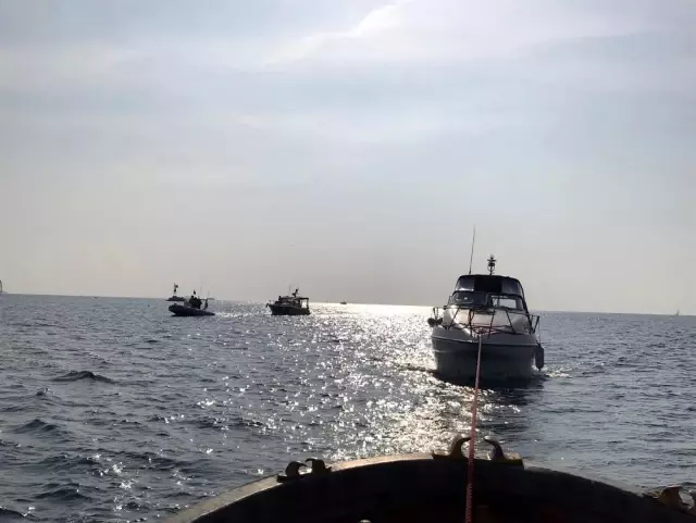 Kadıköy'de iki tekne kayalıklara çarptı
