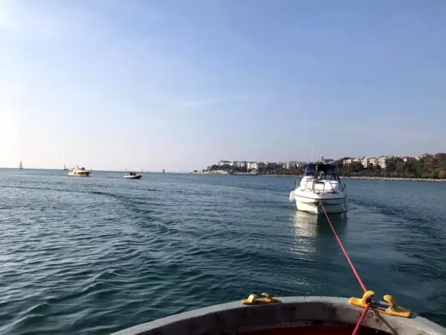 Kadıköy'de iki tekne kayalıklara çarptı Kadıköy'de iki tekne kayalıklara çarptı