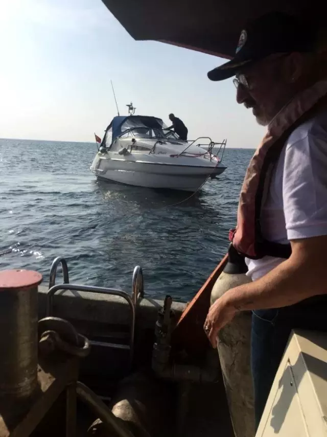 Kadıköy'de iki tekne kayalıklara çarptı Kadıköy'de iki tekne kayalıklara çarptı