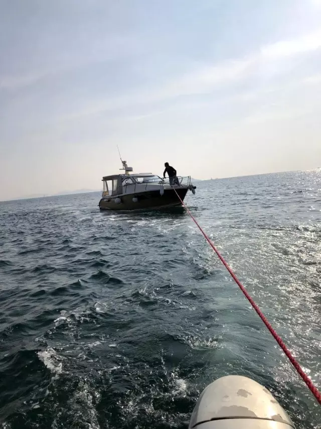 Kadıköy'de iki tekne kayalıklara çarptı Kadıköy'de iki tekne kayalıklara çarptı