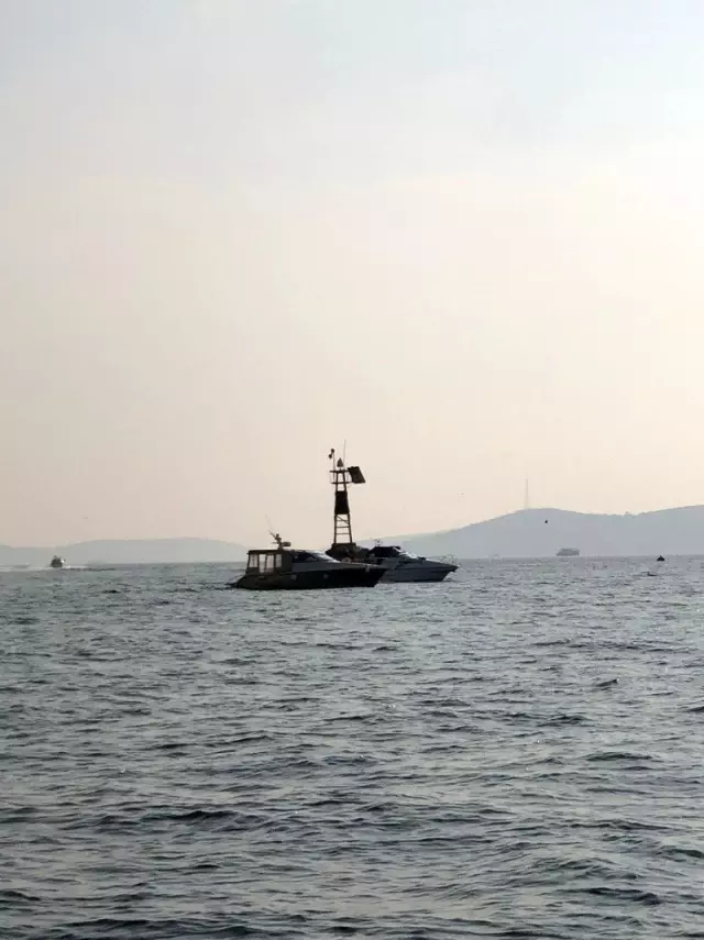 Kadıköy'de iki tekne kayalıklara çarptı Kadıköy'de iki tekne kayalıklara çarptı