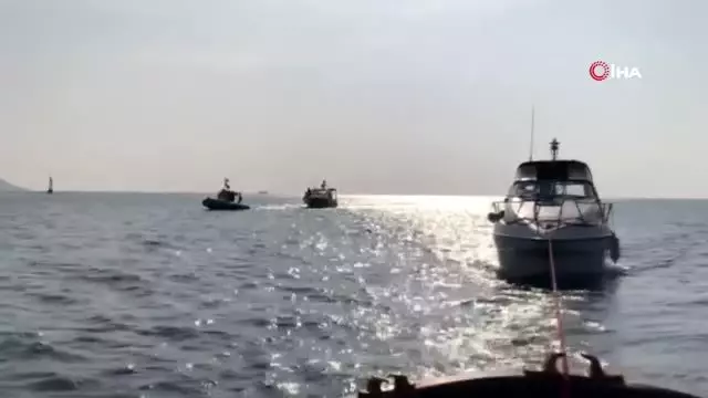 Kadıköy'de kayalıklara çarpan iki tekne kurtarıldı Kadıköy'de kayalıklara çarpan iki tekne kurtarıldı