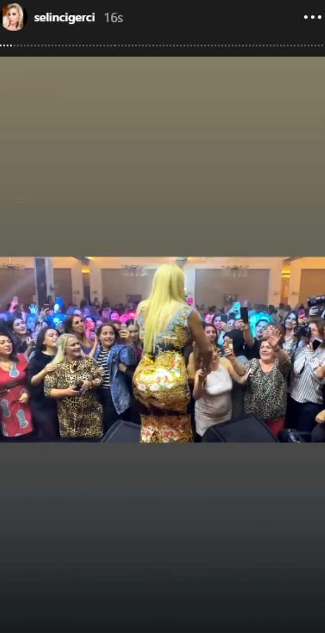 Kadınlar matinesinde bir kadın hayranı Selin Ciğerci'nin kalçasına dokundu