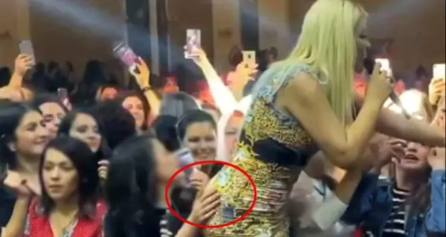 Kadınlar matinesinde bir kadın hayranı Selin Ciğerci'nin kalçasına dokundu