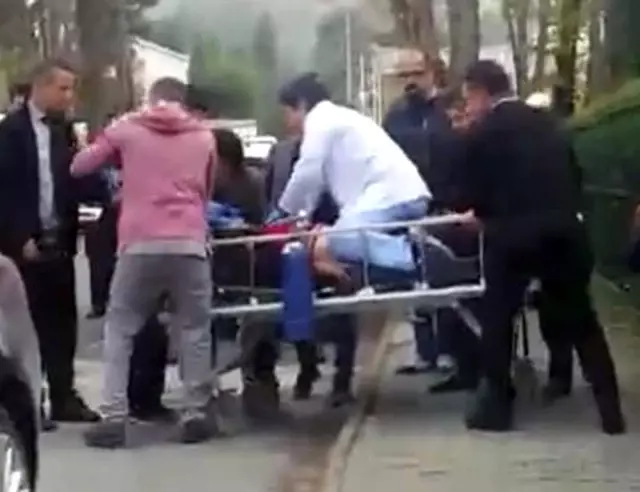 Kalp krizi geçiren hastasını kurtarmak için sedyenin üzerine atladı Kalp krizi geçiren hastasını kurtarmak için sedyenin üzerine atladı