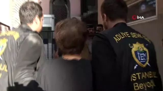 Karaköy'de başörtülü öğrenciye saldıran kadın adliyeye sevk edildi Karaköy'de başörtülü öğrenciye saldıran kadın adliyeye sevk edildi