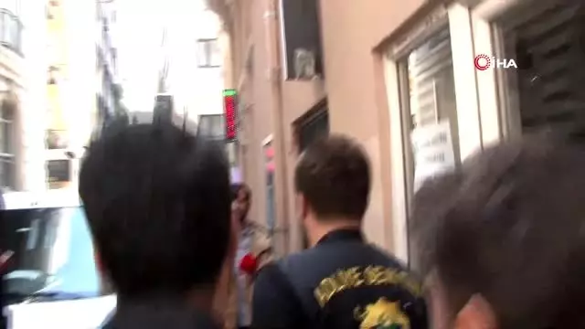 Karaköy'de başörtülü öğrenciye saldıran kadın adliyeye sevk edildi Karaköy'de başörtülü öğrenciye saldıran kadın adliyeye sevk edildi