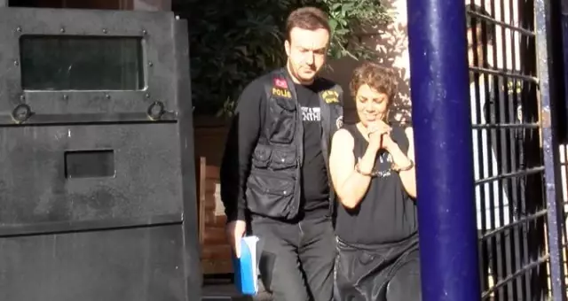 Karaköy'de başörtülü öğrenciye saldıran kadın adliyeye sevk edildi Karaköy'de başörtülü öğrenciye saldıran kadın adliyeye sevk edildi