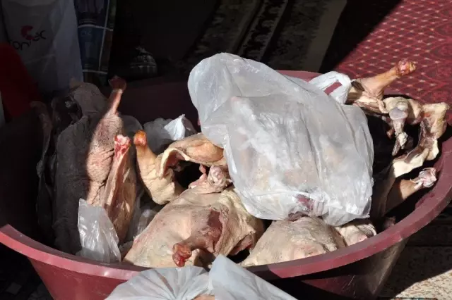 Tanesi 200 liradan satılan kazlar, kesilmeye başlandı Tanesi 200 liradan satılan kazlar, kesilmeye başlandı