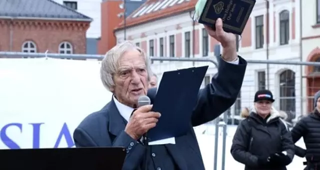 Norveç'te aşırı sağcı grubun lideri, iki adet Kur'an-ı Kerim'i çöpe attı! Norveç'te aşırı sağcı grubun lideri, iki adet Kur'an-ı Kerim'i çöpe attı!