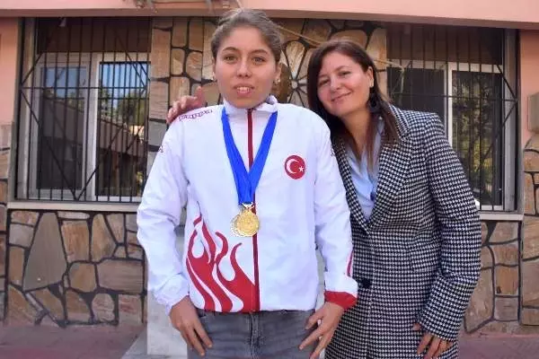 Otizmli Şevval, şampiyonluğu ile örnek oldu Otizmli Şevval, şampiyonluğu ile örnek oldu
