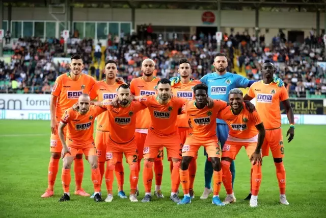 Süper Lig'de zirve 3 kez el değiştirdi Süper Lig'de zirve 3 kez el değiştirdi