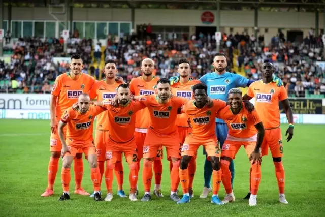 Süper Lig'de zirve 3 kez el değiştirdi Süper Lig'de zirve 3 kez el değiştirdi